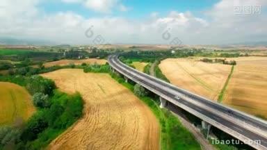 意大利托斯卡纳，夏日阳光明媚，行驶在田野和农村居民点之间的高速公路上的鸟瞰图